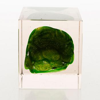 OIVA TOIKKA, A glass cube signed Oiva Toikka Nuutajärvi Notsjö.