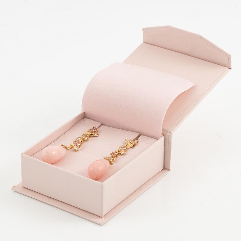 Örhängen, Mandelstam, 18K guld med rosa opaler, rosa turmaliner och briljantslipade diamanter.