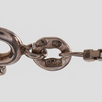 Kultasepät Salovaara, riipus, viistehiottu vuorikristalli, hopea, Turku 1967.