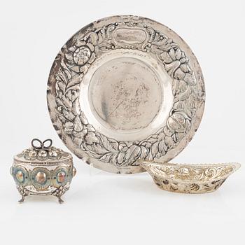 Presenterfat, skål samt sockerskrin med lock, silver, barockstil, 1900-tal.
