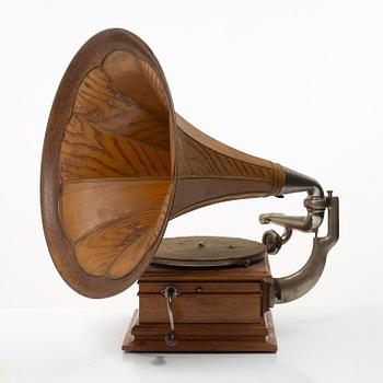 A gramophone, early 20th century, U.S.A.