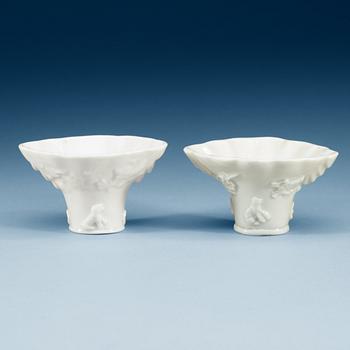 1432. VINOFFERBÄGARE, två stycken, blanc de chine. Qing dynastin, Kangxi (1662-1722).