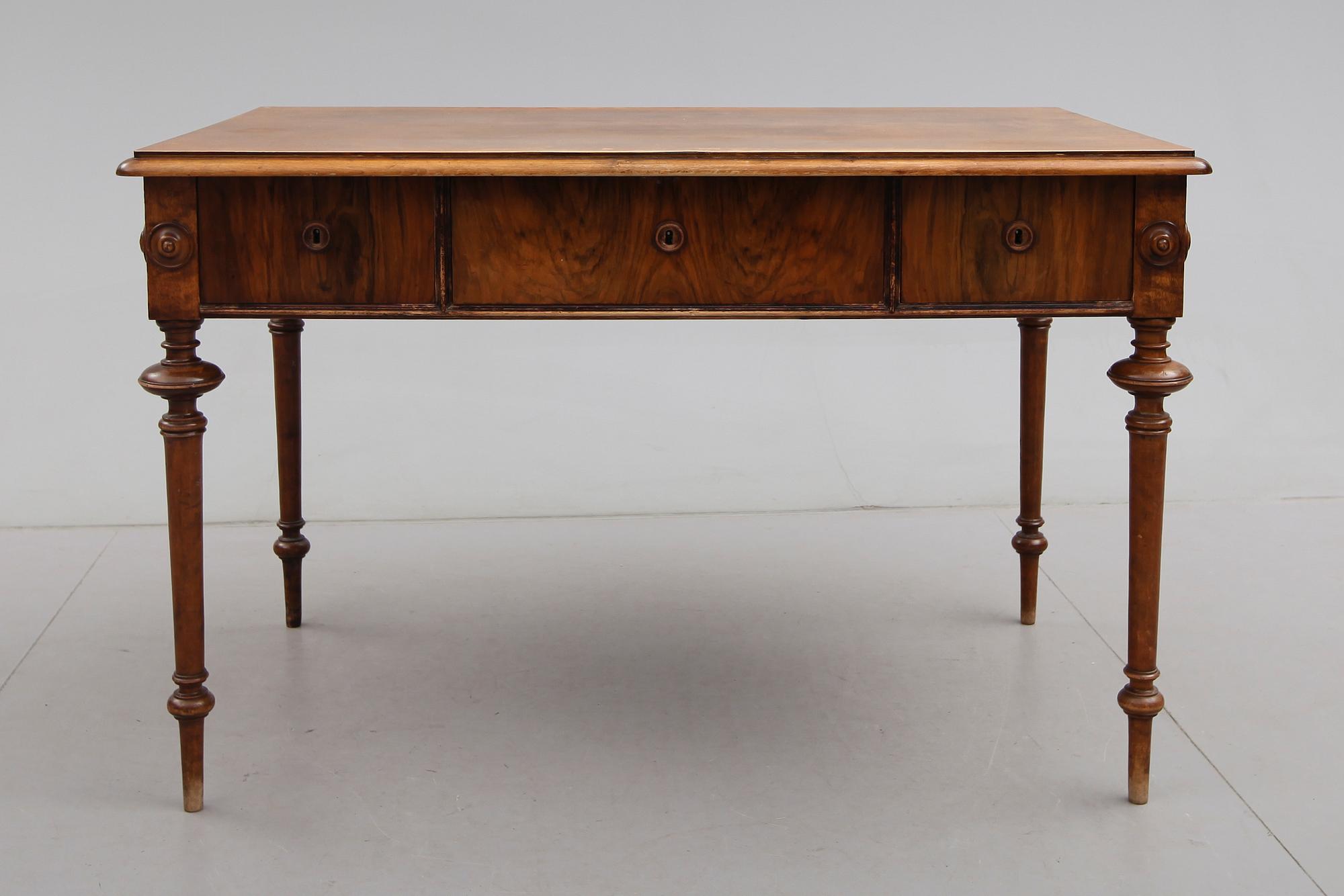 SKRIVBORD, valnöt, 1800-talets andra hälft.