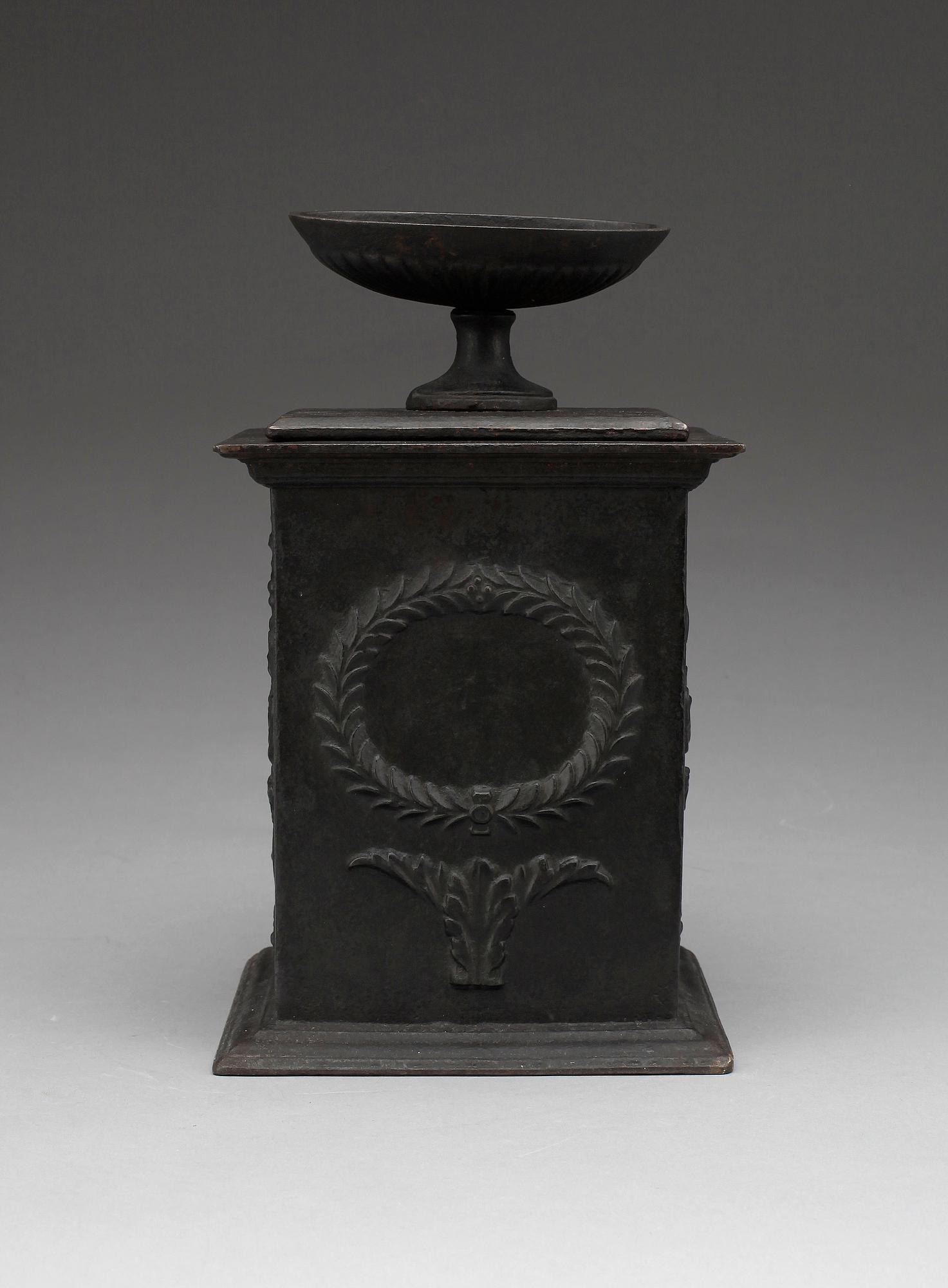 TOBAKSBURK, gjutjärn, empire, Hällefors Bruk, märkt HF i godset, 1800-talets första hälft.