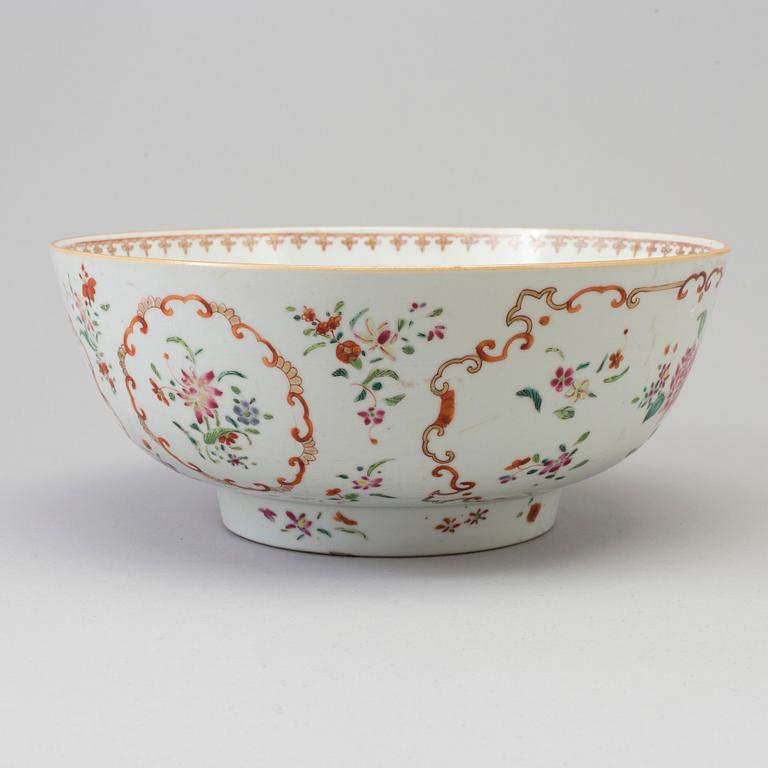 A large famille rose export porcelain bowl, Qing dynasty, Qianlong (1736-95).