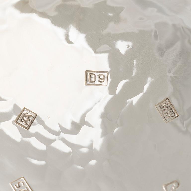 A. Tillander, skål, sterlingsilver och emalj. Helsingfors 2005.