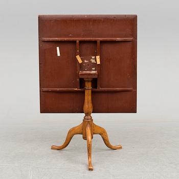 A TILT TOP TABLE, signed by Jacob Siölin and numbered 878. Late 18th century.