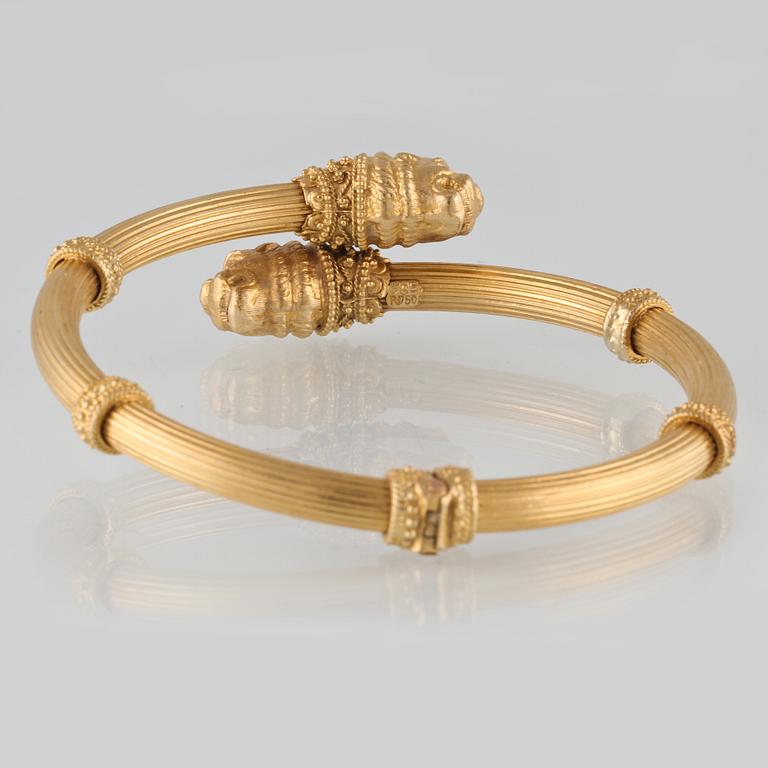 ARMRING, 18K guld. Vikt 45,6 gram.