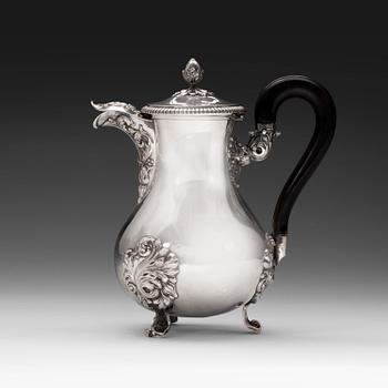 443. KAHVIKANNU, hopeaa. Ranska, Pariisi 1819-38. Korkeus 20 cm. Paino 456 g.