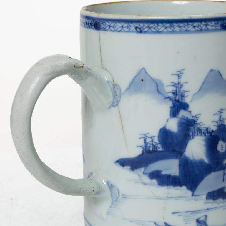 Mugg samt ytterfoder, porslin. Kina, Qingdynastin.