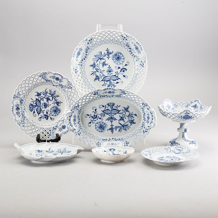 SERVISDELAR, 19 st, porslin, "Lökmönstret", Meissen, Tyskland,