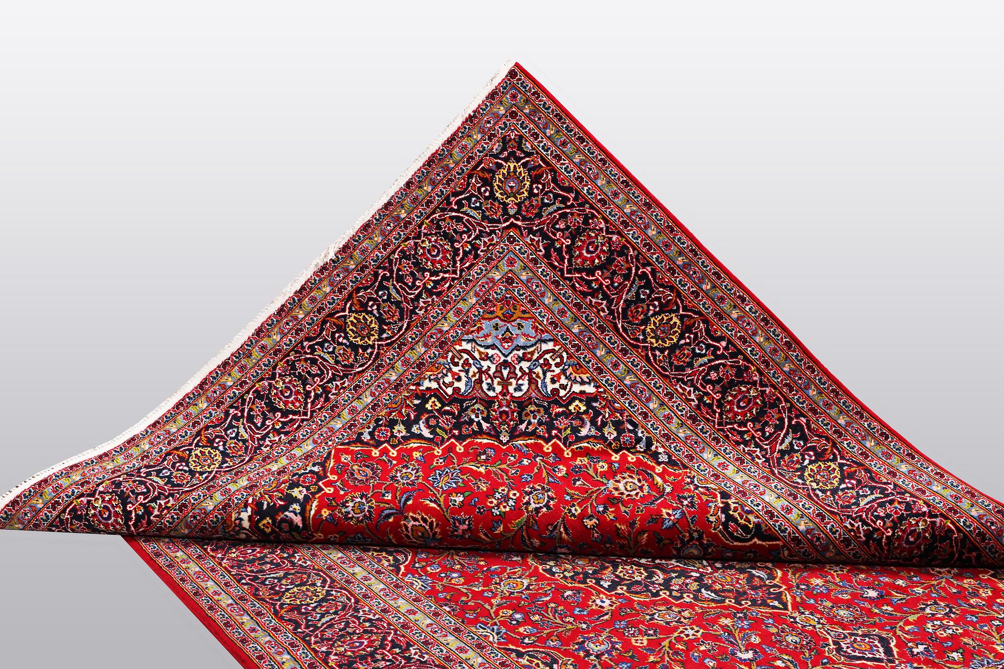 A carpet, Kashan, ca 298 x 202 cm.