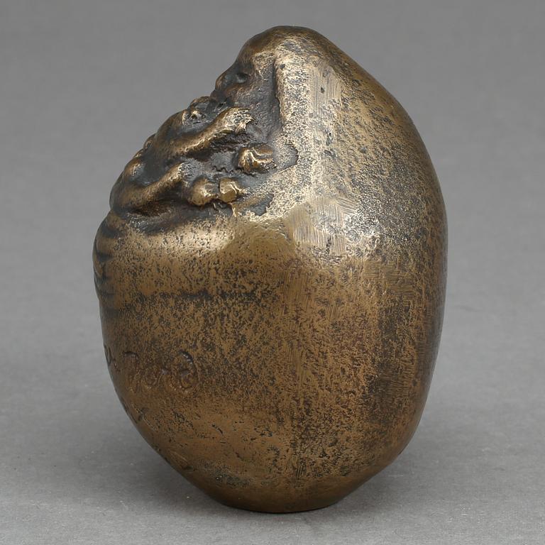 DAVID WRETLING, skulptur, patinerad mässing, "Moder Jord", signerad och daterad 1969.