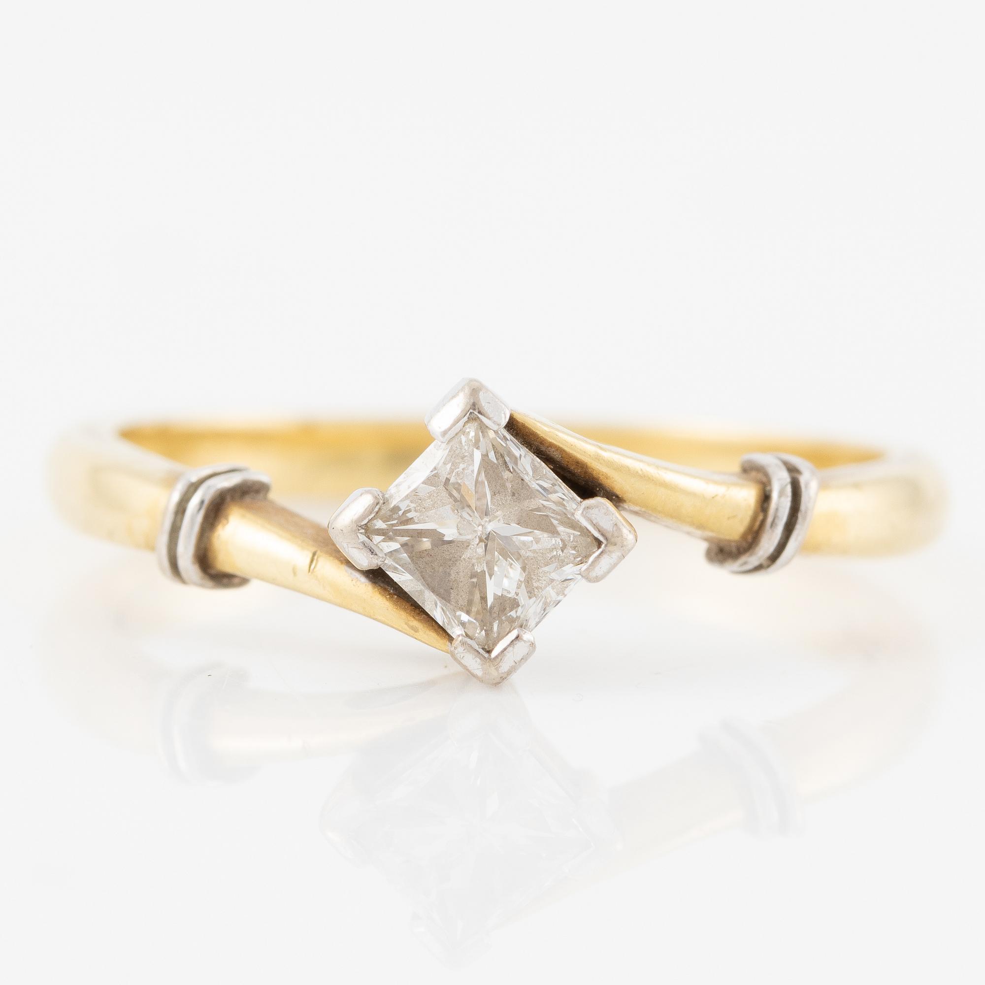 Ring 18K gold with princess-cut diamond.