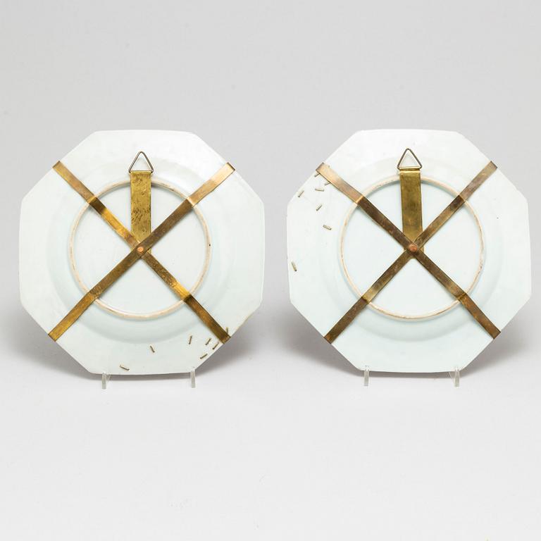 A pair of famille rose export porcelain plates, Qing dynasty, Qianlong (1736-95).