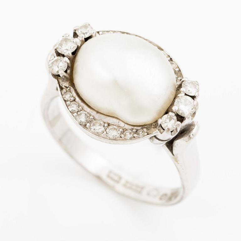 Ring 18K vitguld med pärla och runda briljantslipade diamanter.