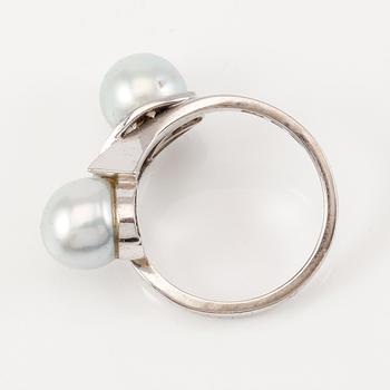 RING, 18K vitguld, två odlade pärlor och briljantslipade diamanter, 0.46 ct VS, 1976.