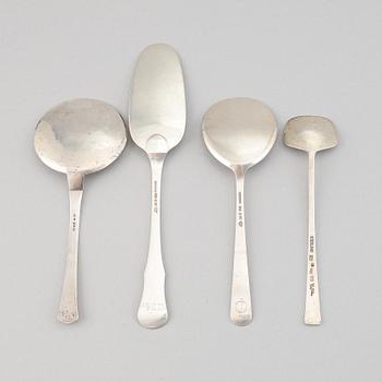 Serveringsspadar, 3 st, silver, bl.a. Wiwen Nilsson, Lund, 1928, 1932, samt marmeladspade Rey Urban, Stockholm, 1971.