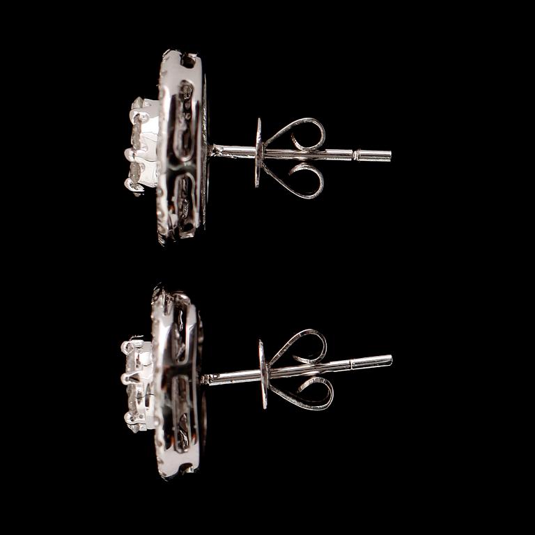 ÖRHÄNGEN, 1 par, 18 k vitguld, briljant och baguetteslipade diamanter tot ca 0.95 ct.