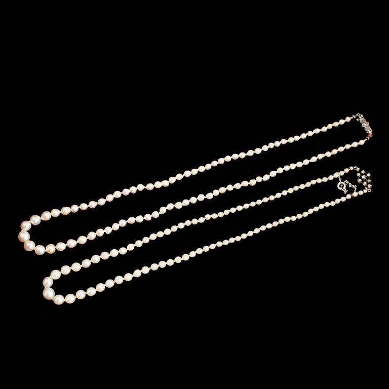 PÄRLCOLLIER, 2 st, odlade doserade pärlor, 1900-talets första hälft.