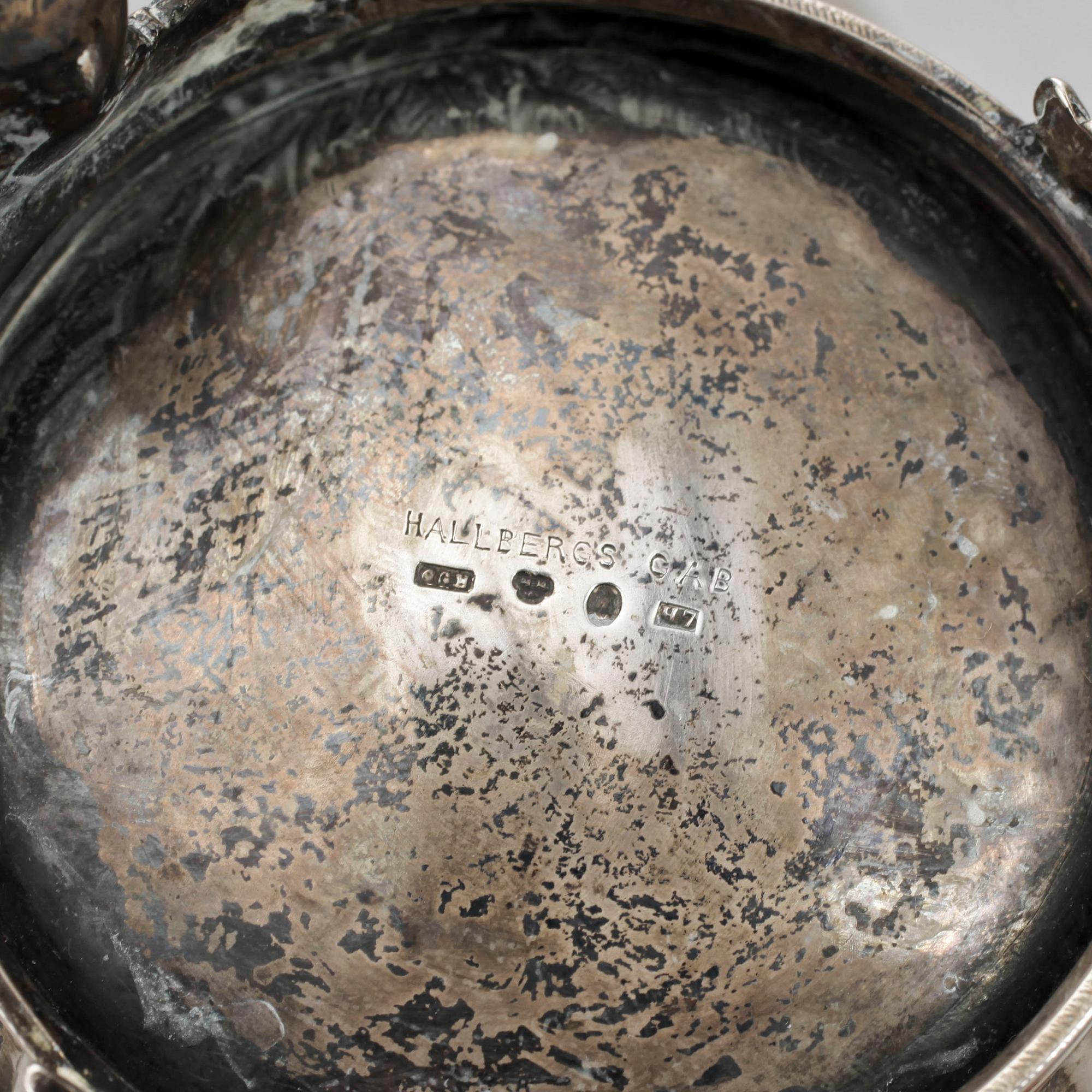 KAFFEKANNA och SOCKERSKRIN, silver, CG Hallberg, resp Gustaf Möllenborg, Stockholm 1910 resp 1892. Total vikt ca 588 g.