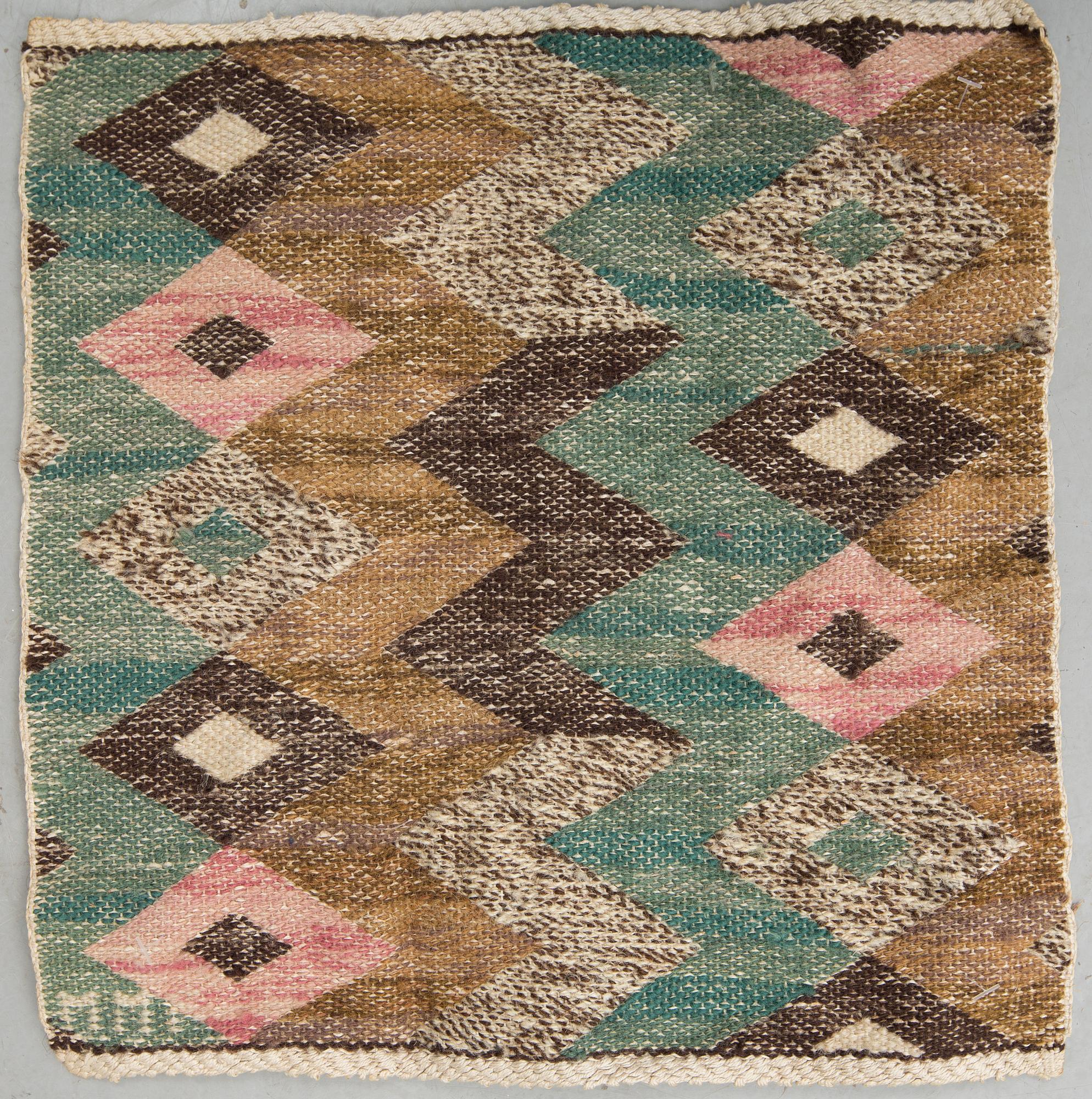 VÄVNADER, 2 st., olika, signerade MMF (Märta Måås-Fjetterström), en ca 29,5x31,5, en ca 34,5x33,5 cm.