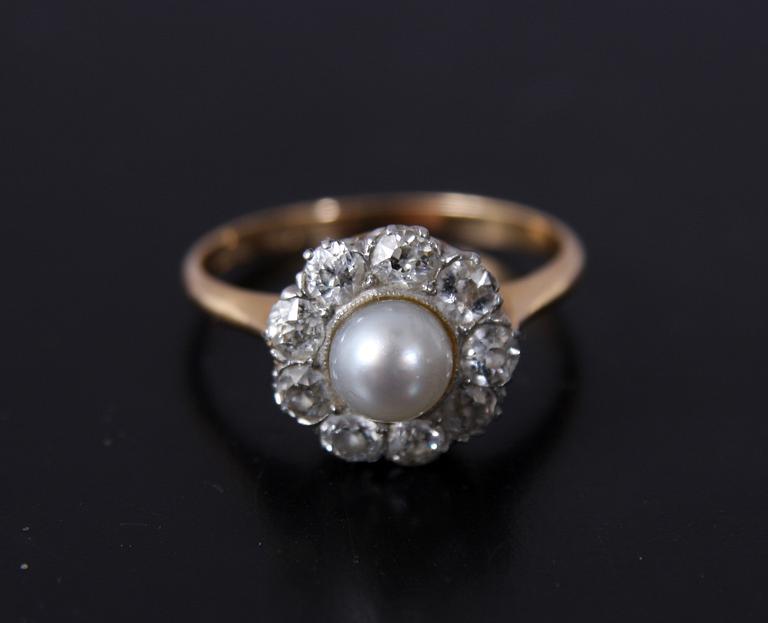 RING, 18 K guld med diamanter och pärla, 1946.
