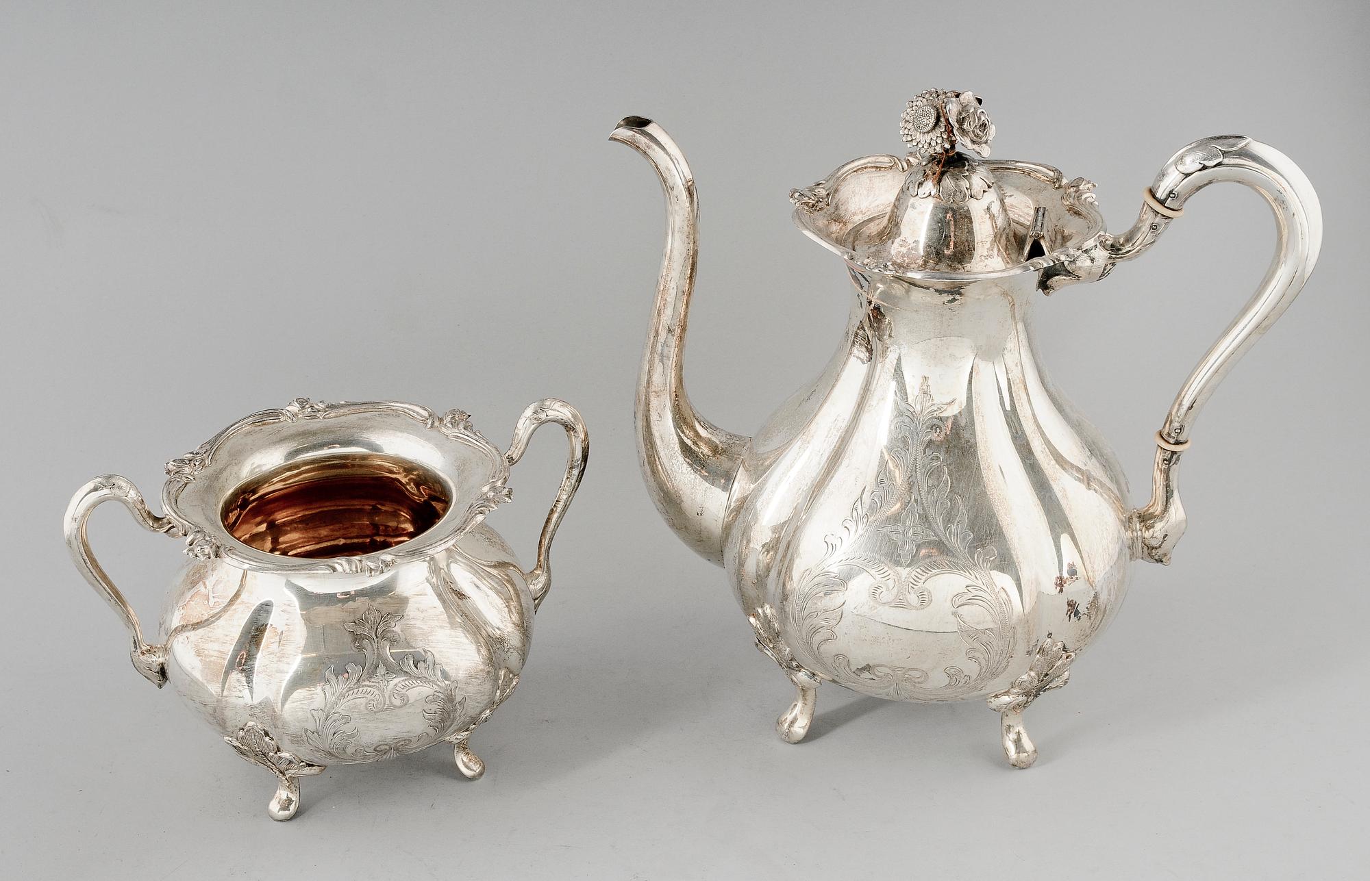 KAFFEKANNA OCH SOCKERSKÅL, silver. Tot vikt ca 1169 g.