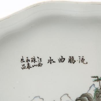 A set with two Chinese porcelain trays, 20th century.