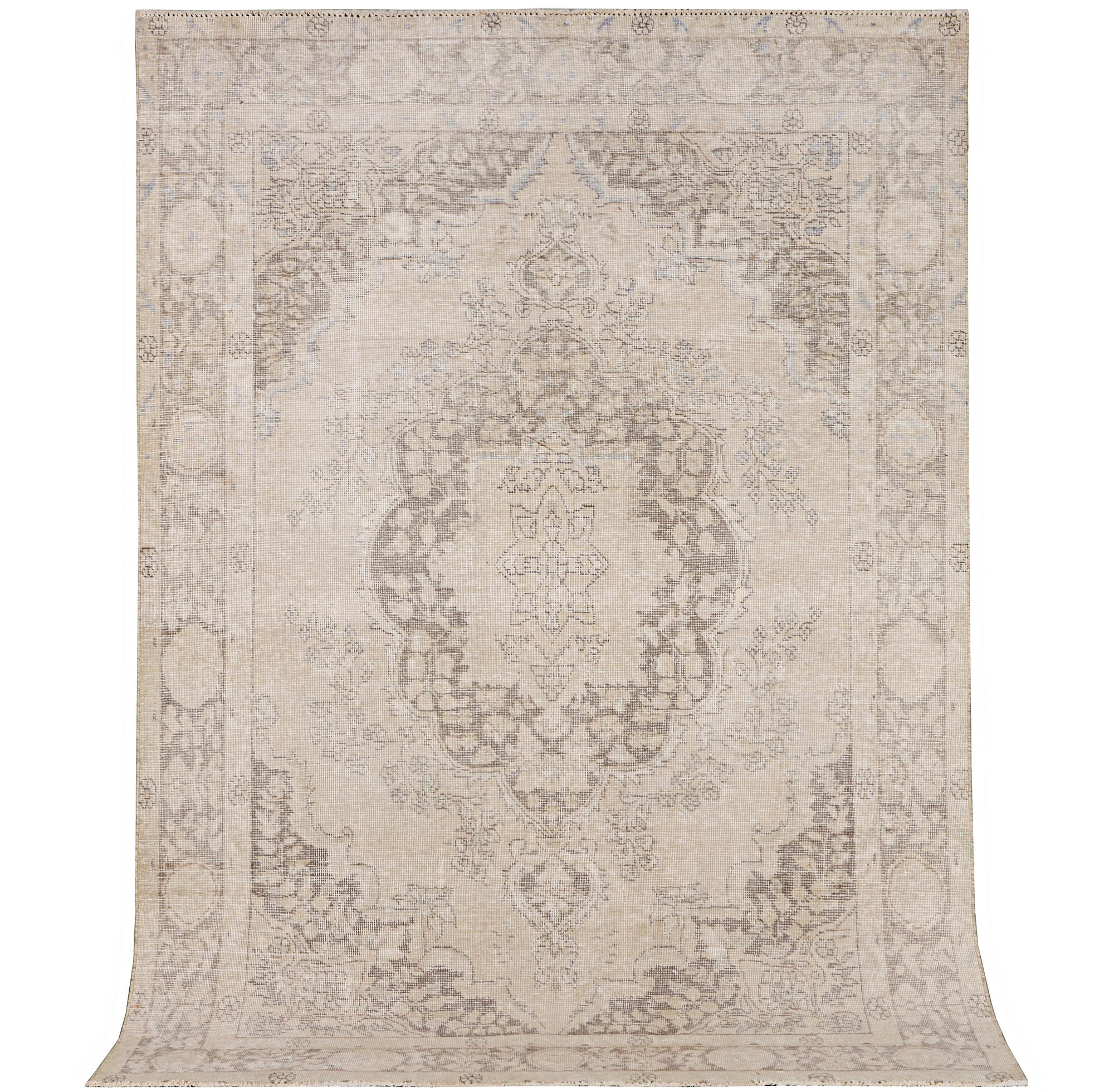 An Ushak capet, c. 279 x 188 cm.
