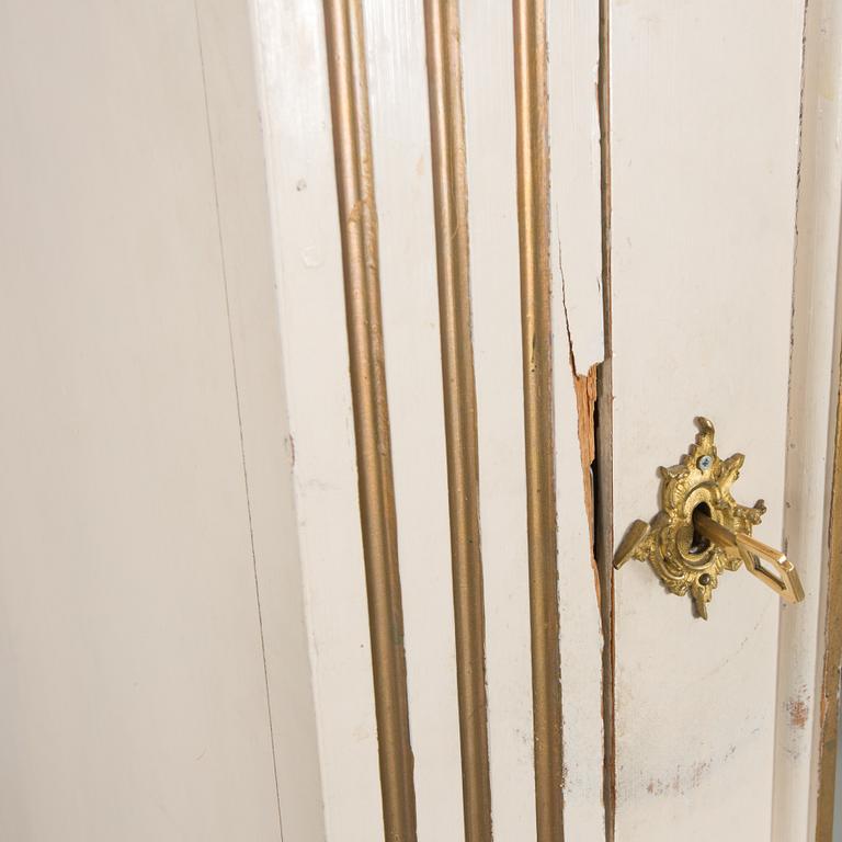 KLÄDSKÅP, gustaviansk stil, 1900-talets första hälft.