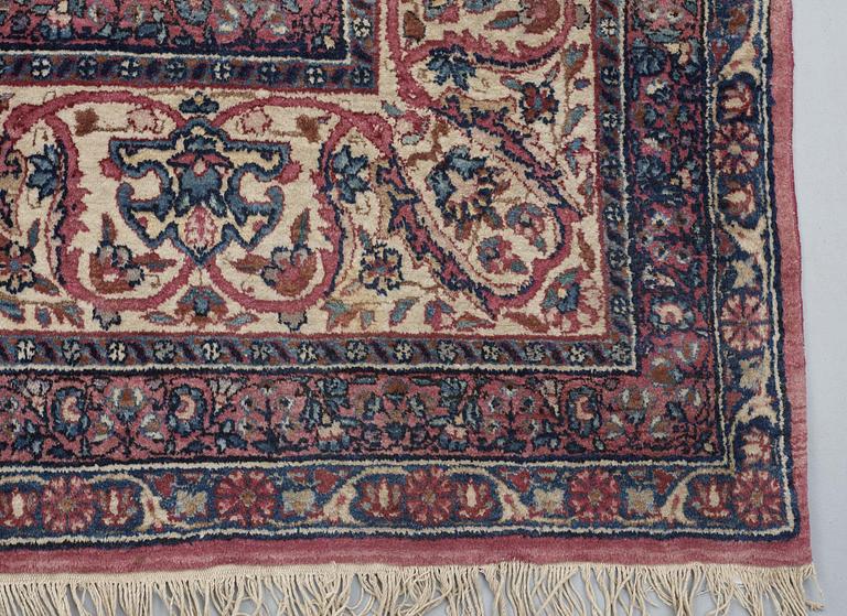 SEMIANTIK KIRMAN. 394,5 x 274,5 cm.