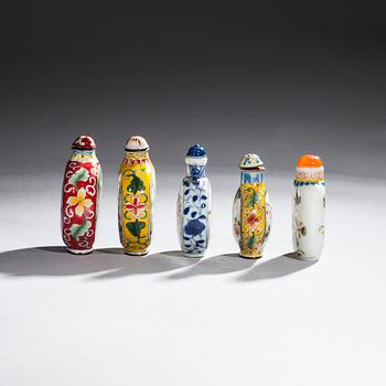 SNUSFLASKOR, 2 st, porslin samt SNUSFLASKOR, 3 st, emaljerad koppar, Kina 1900-tal.