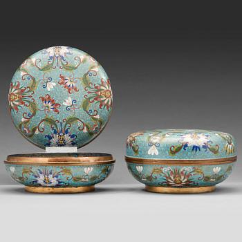 561. A pair of Chinese cloisonné boxes with covers, early 20th Century.