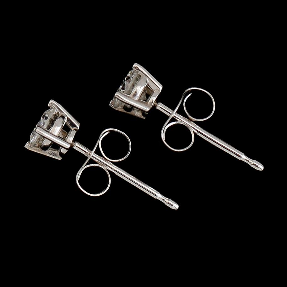 ÖRHÄNGEN, 1 par, 14 k vitguld. Briljantslipade diamanter tot ca 0.33 ct.