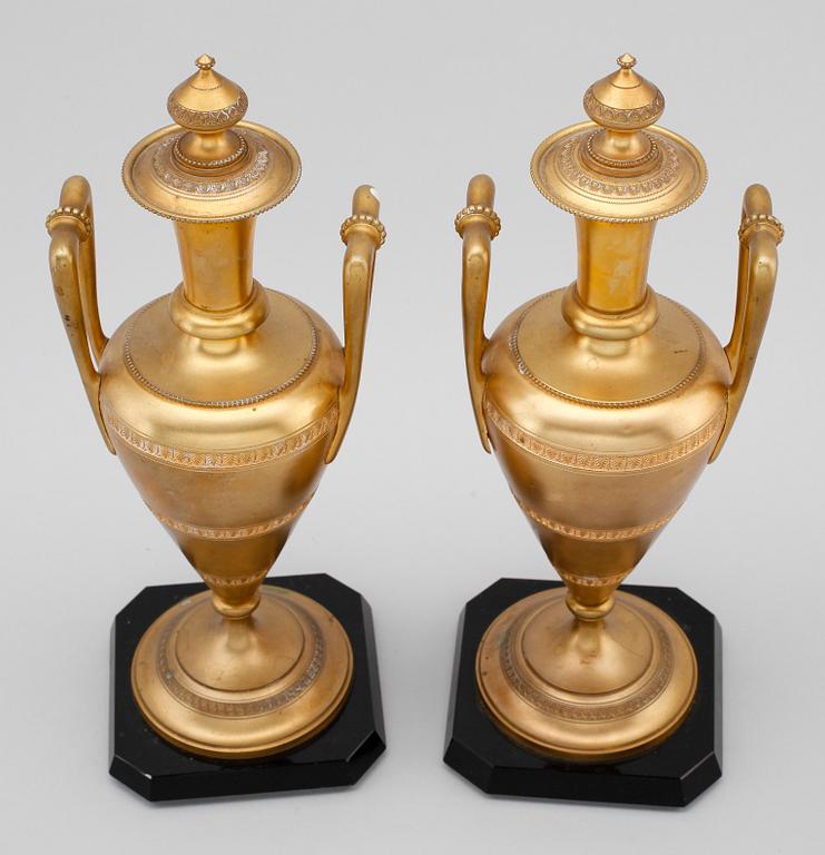 URNOR, 1 par, mässing, empirestil, 1900-talets första hälft.