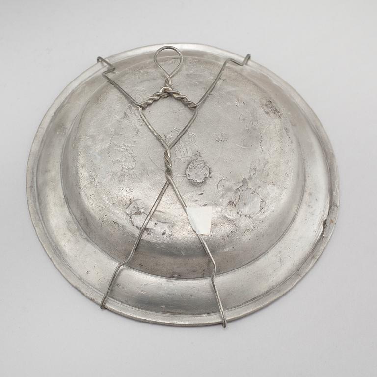 Five plates, two bowls and one poridge bowl with lid in pewter, 18th, 19th and 20th century.