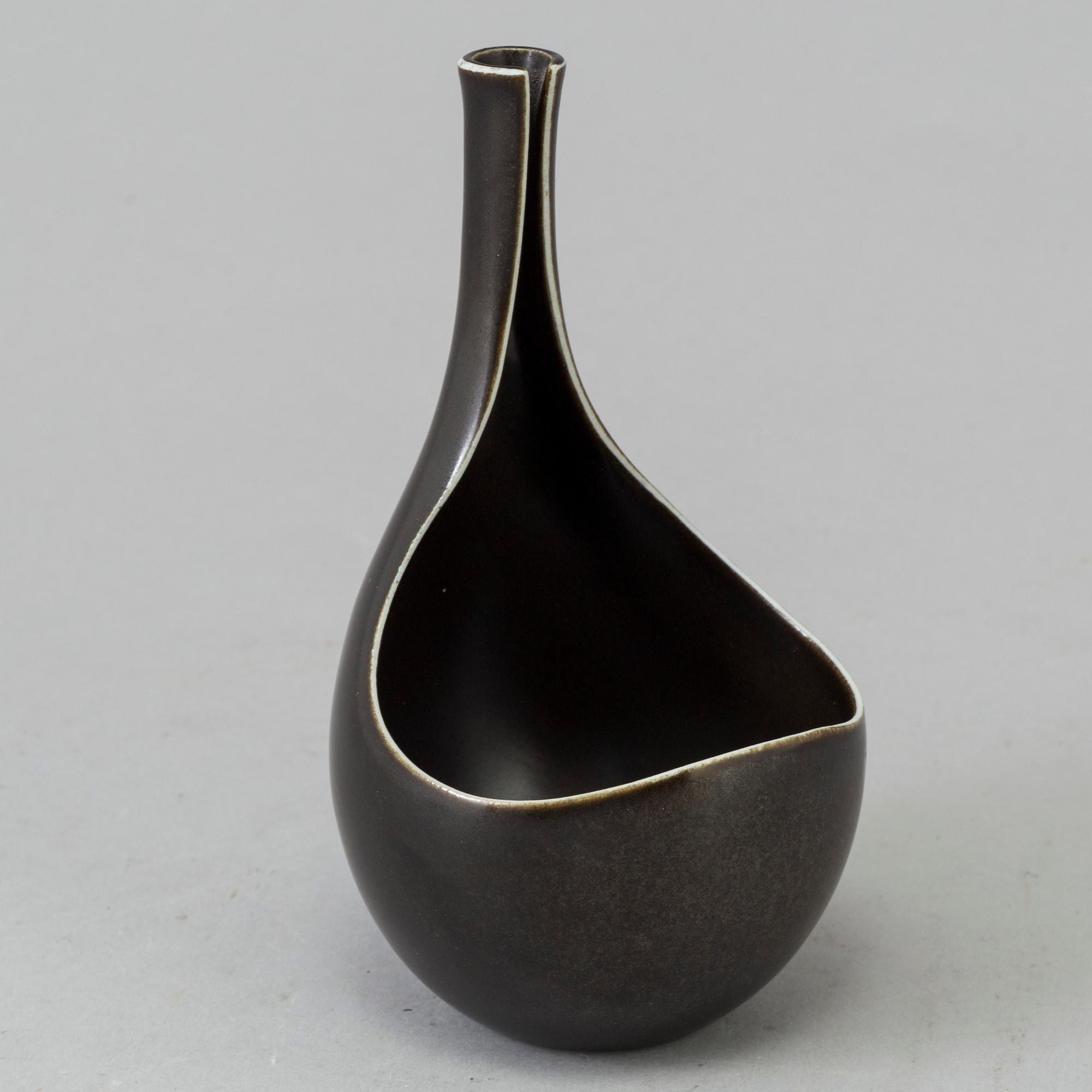 A stoneware bowl by Stig Lindberg for Gustavsberg.