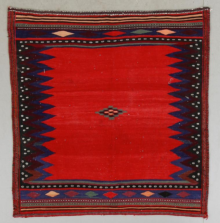 MATTA, Kelim Sofreh, persisk, semiantik, ca 135 x 137 cm.