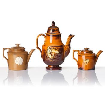 Terrin, kaffekanna, tekannor två stycken, vas samt fat, glaserat lergods, bland annat Tillinge 1800-tal.