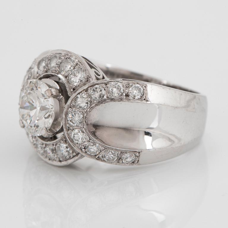 An 18K white gold ring set with round brillliant-cut diamonds with a total weight of ca 1.50 cts.