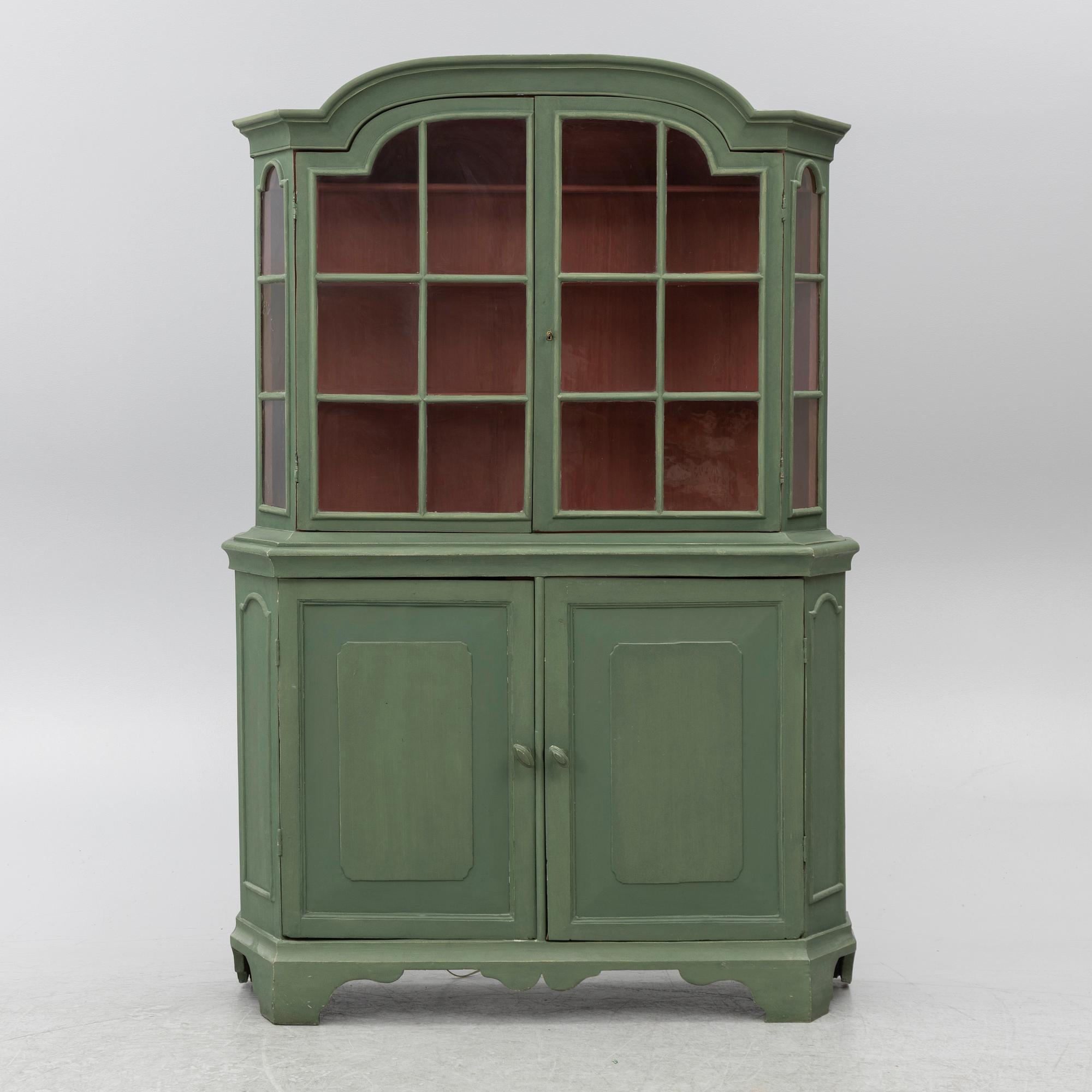 A display cabinet, 19th century.