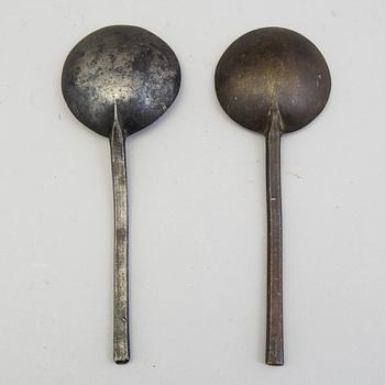 TWO 17TH CENTURY PEWTER SPOONS.