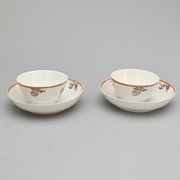 KOPPAR MED FAT, ett par, porslin, Qianlong (1736-95).