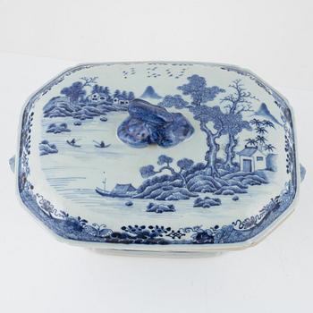A blue and white tureen with cover, Qing dynasty, 18th Century.