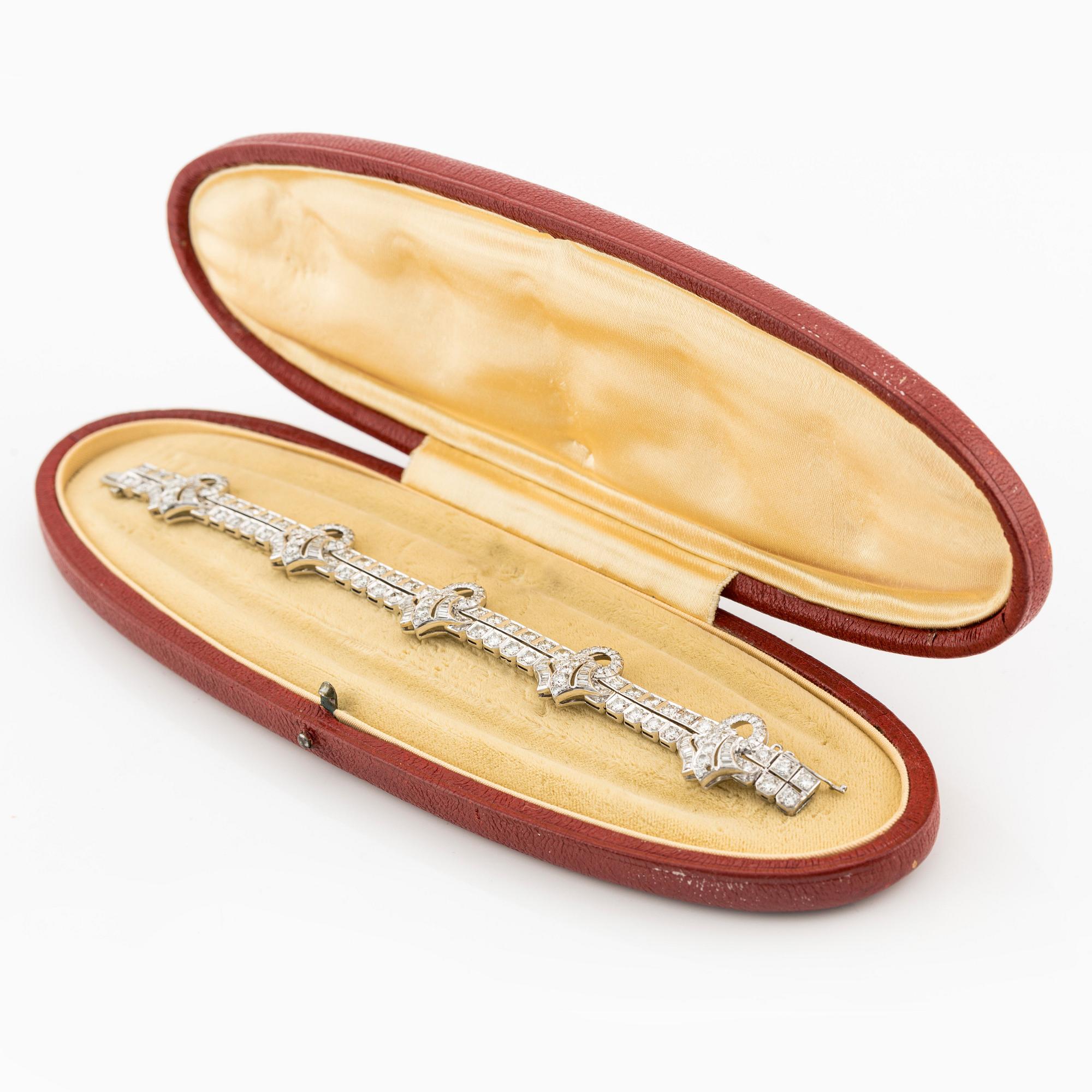 Armband platina med runda briljant, åttkant- och baguetteslipade diamanter, Gübelin.