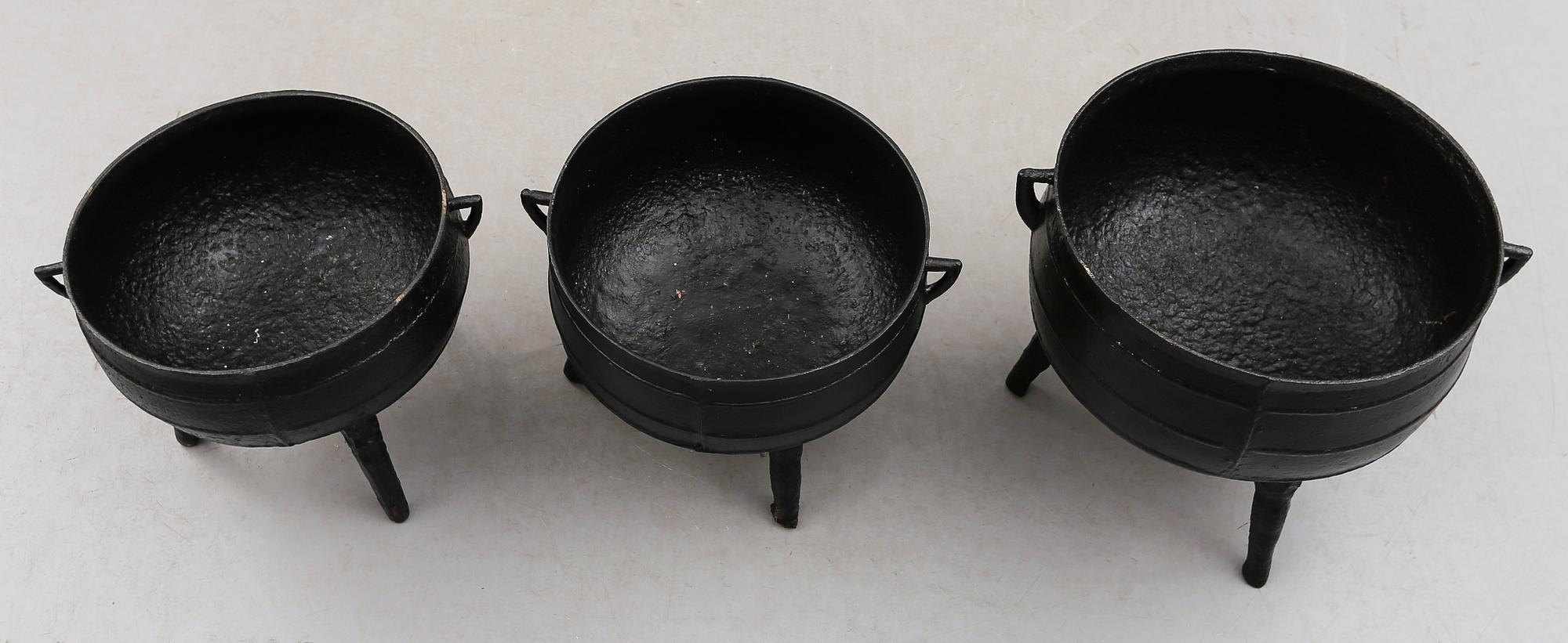 KITTLAR, 3 st, gjutjärn, 1800-tal.