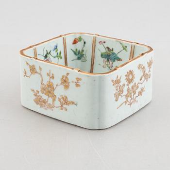 A Chinese porcelain bowl, late Qing dynasty.