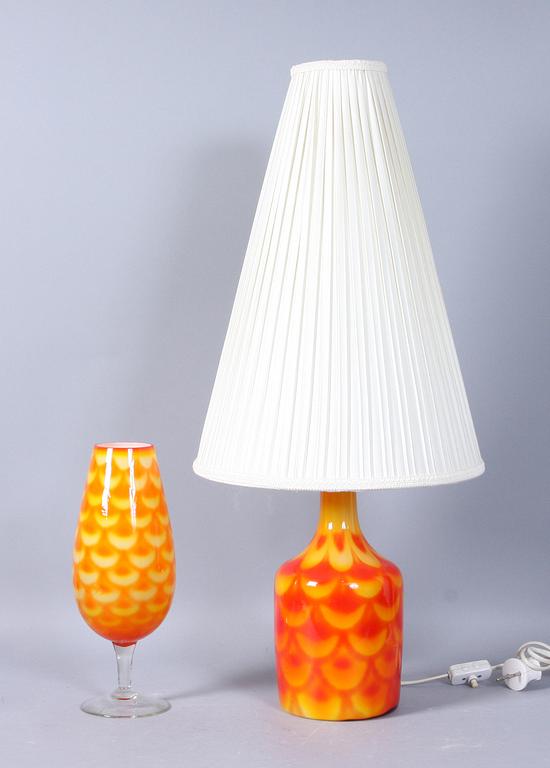 SKÅL PÅ FOT samt BORDSLAMPA, Elme glasbruk.