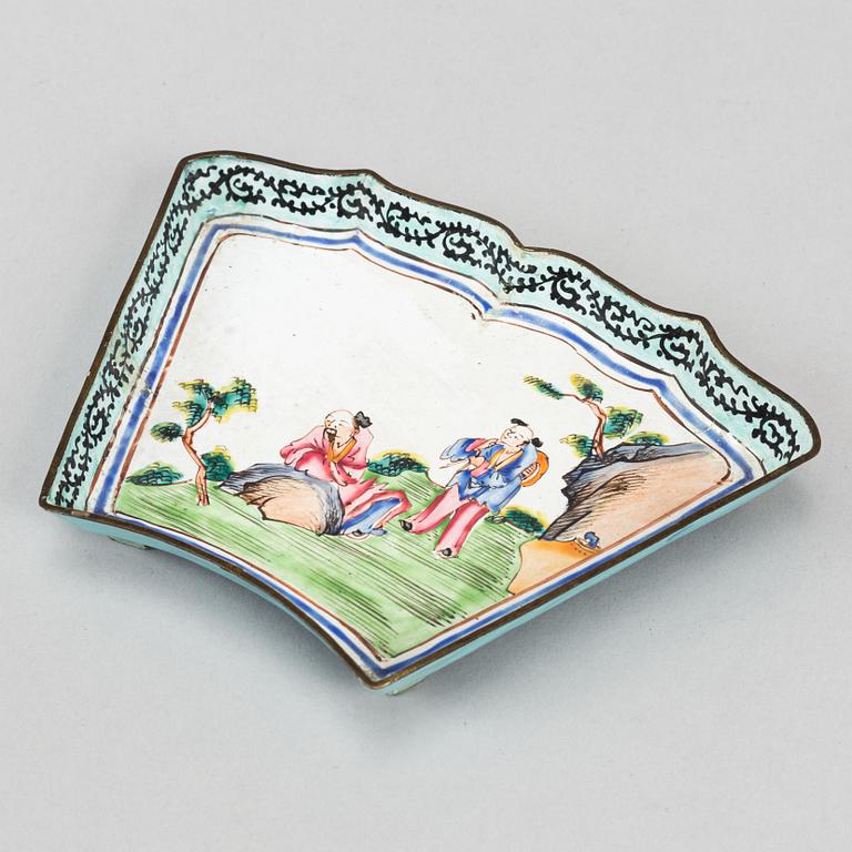 Two enamelled dishes for cabaret and a box with cover, Qing dynasty, 18th/19th century.